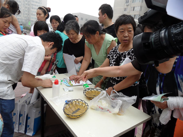 食品安全知識進社區(qū) 快速檢測試紙引關注