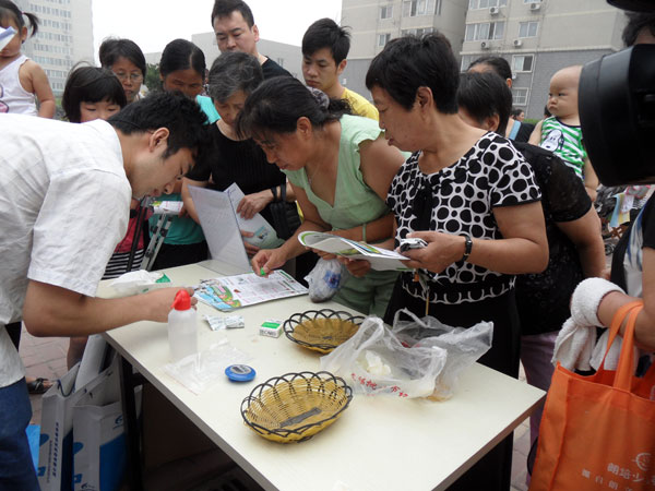 食品安全知識進社區(qū) 快速檢測試紙引關注